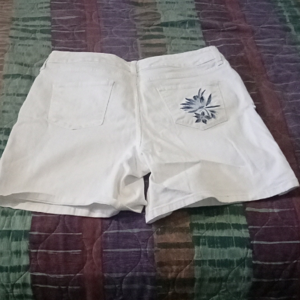 Free With $10 Purchase St John's Bay White Floral Women's Shorts - Picture 4 of 10